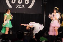 ブリッジで柔軟性をアピールするアップアップガールズ（２）の新メンバー藤永みれい。