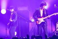 左から岡崎真輝（B）、岩井郁人（G）。（Photo by SHUN ITABA）