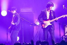 左から岡崎真輝（B）、岩井郁人（G）。（Photo by SHUN ITABA）