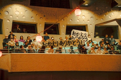 2階席に掲げられた横断幕。（撮影：元）