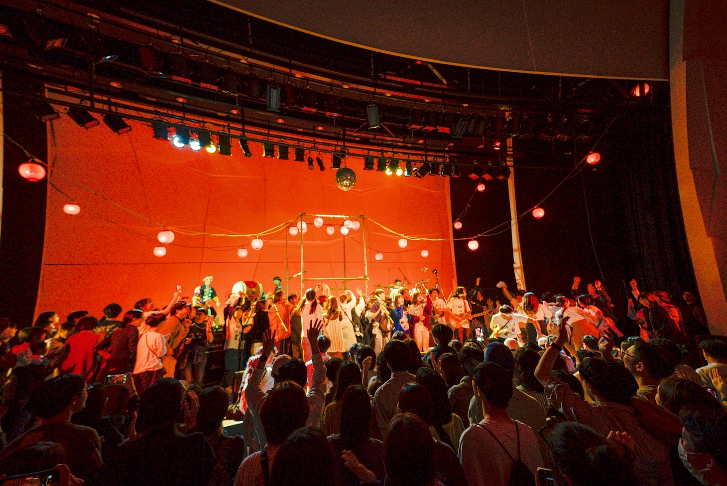 アンコールのステージは観客で一杯に。（撮影：元）