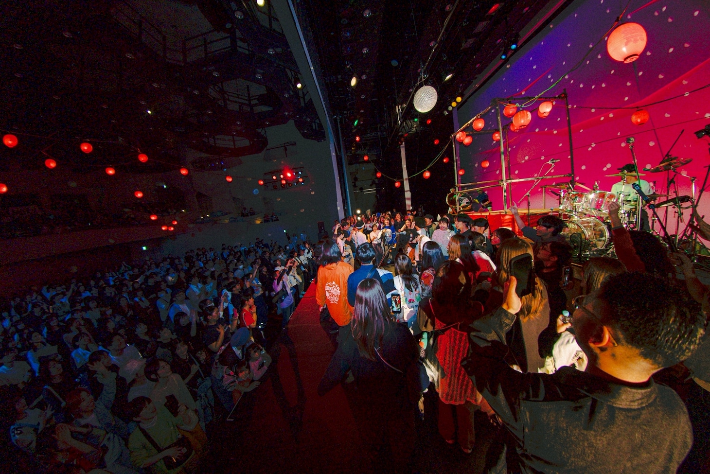 アンコールのステージは観客で一杯に。（撮影：元）