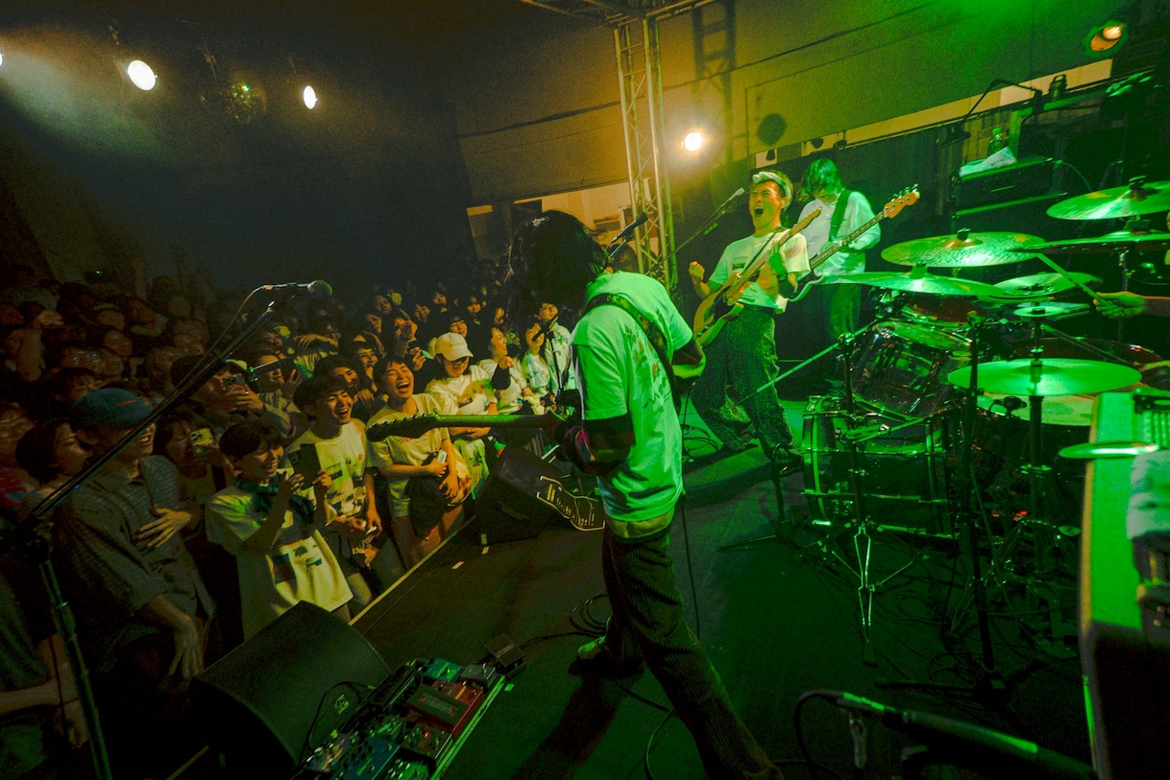 MONO NO AWARE「いつか末小で盆祭り！」ドミコを迎えた「八八音楽祭」後夜祭もマイムマイムで大熱狂