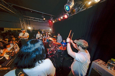 アンコールの「マイムマイム」ではちびっこドラマーがステージに登場。（撮影：元）