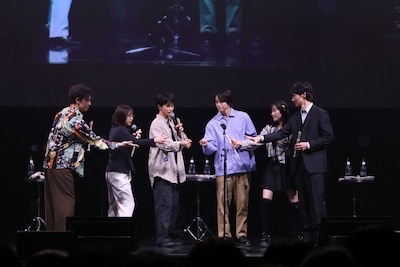 じゃんけんをするキャストたち。（写真提供：カンテレ）