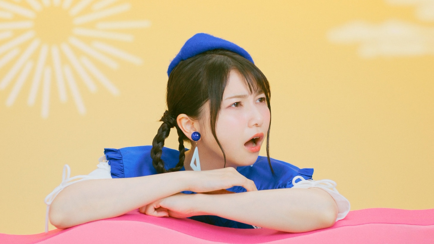 雨宮天が出演する「ぶいぶいぶい♪『変わらないもの』篇」より。