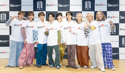 BUDDiiSがソニーと交わした「バ」「ディー」「ズ」の誓い！調印式を潜入レポート、アルバムリリース告知も