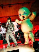 松永天馬（Vo）と藤井亮次a.k.a前衛都市夫（QP）。