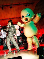 松永天馬（Vo）と藤井亮次a.k.a前衛都市夫（QP）。