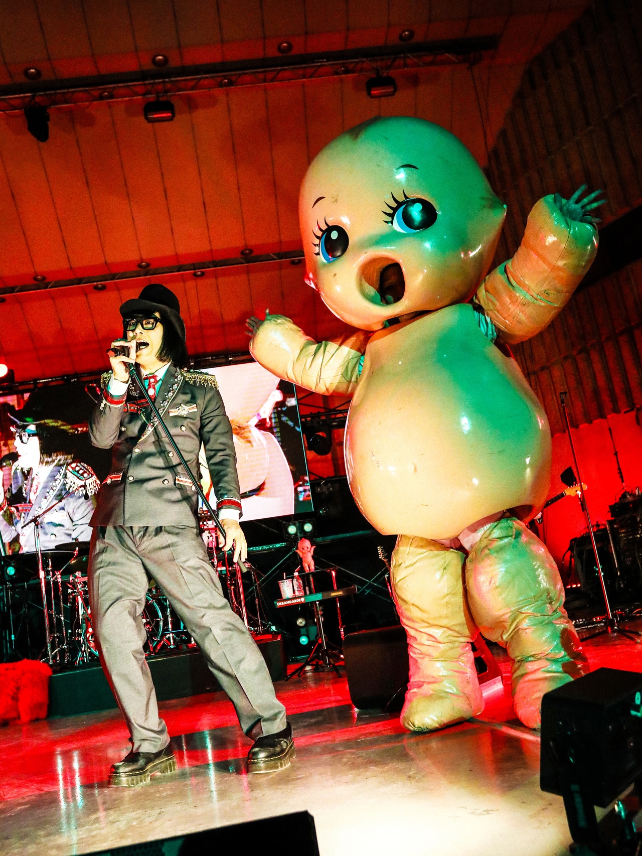 松永天馬（Vo）と藤井亮次a.k.a前衛都市夫（QP）。