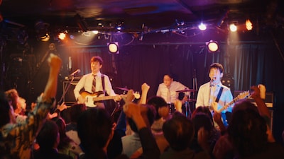 日本マクドナルドのテレビCM「青春を取り戻すバーガー」編のワンシーン。