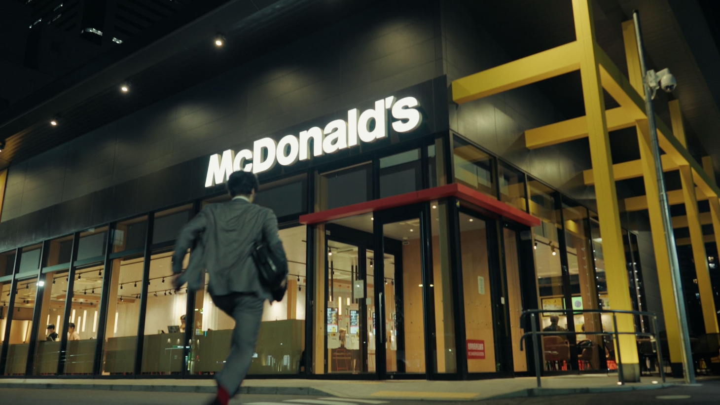 日本マクドナルドのテレビCM「青春を取り戻すバーガー」編のワンシーン。