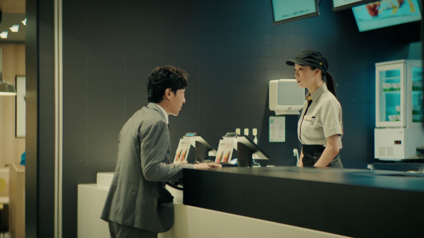 日本マクドナルドのテレビCM「青春を取り戻すバーガー」編のワンシーン。