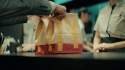 日本マクドナルドのテレビCM「青春を取り戻すバーガー」編のワンシーン。