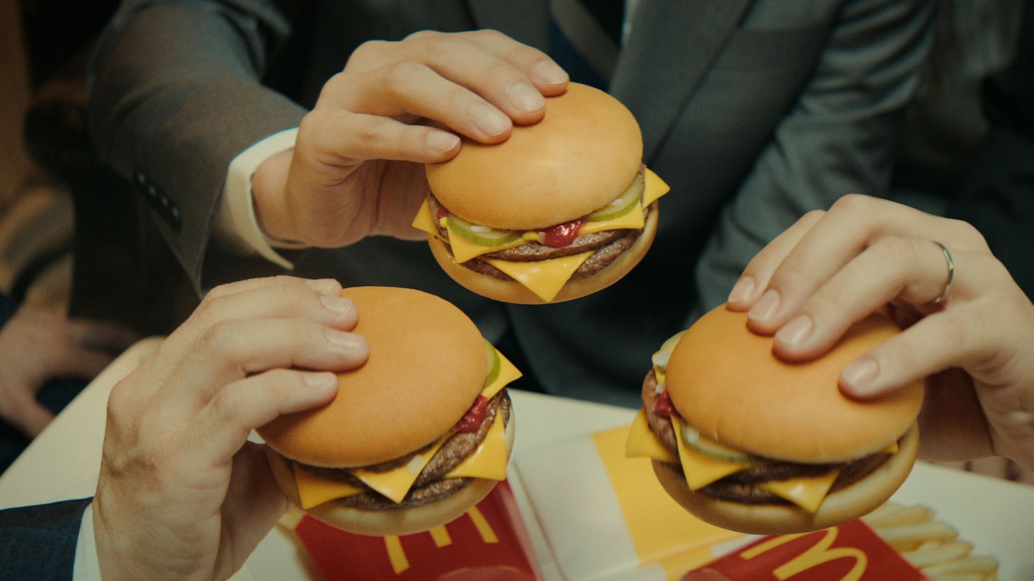 日本マクドナルドのテレビCM「青春を取り戻すバーガー」編のワンシーン。