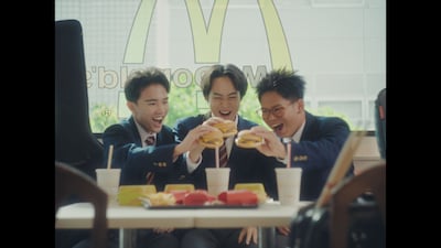 日本マクドナルドのテレビCM「青春を取り戻すバーガー」編のワンシーン。