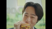日本マクドナルドのテレビCM「青春を取り戻すバーガー」編のワンシーン。