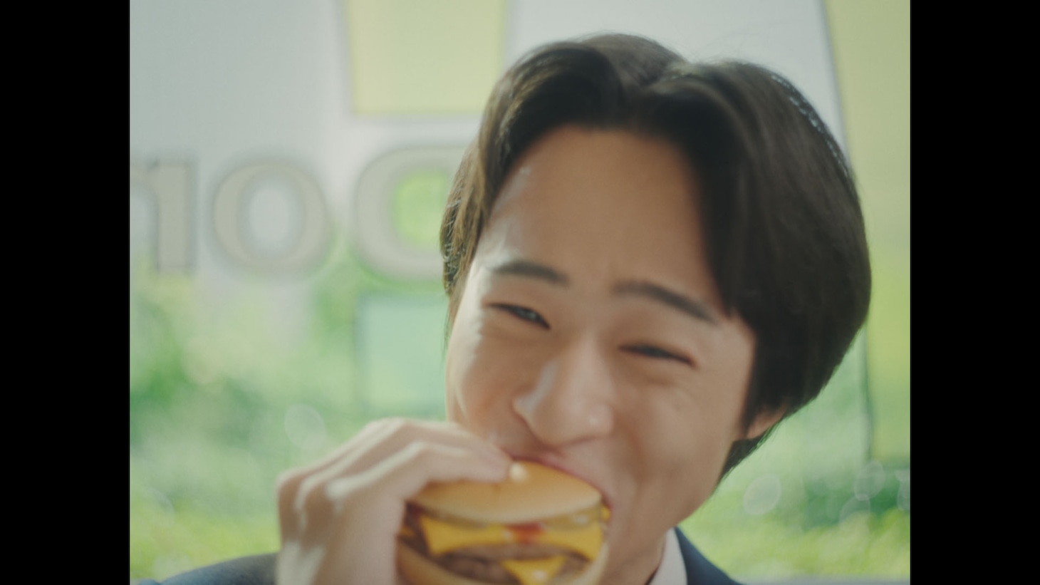 日本マクドナルドのテレビCM「青春を取り戻すバーガー」編のワンシーン。
