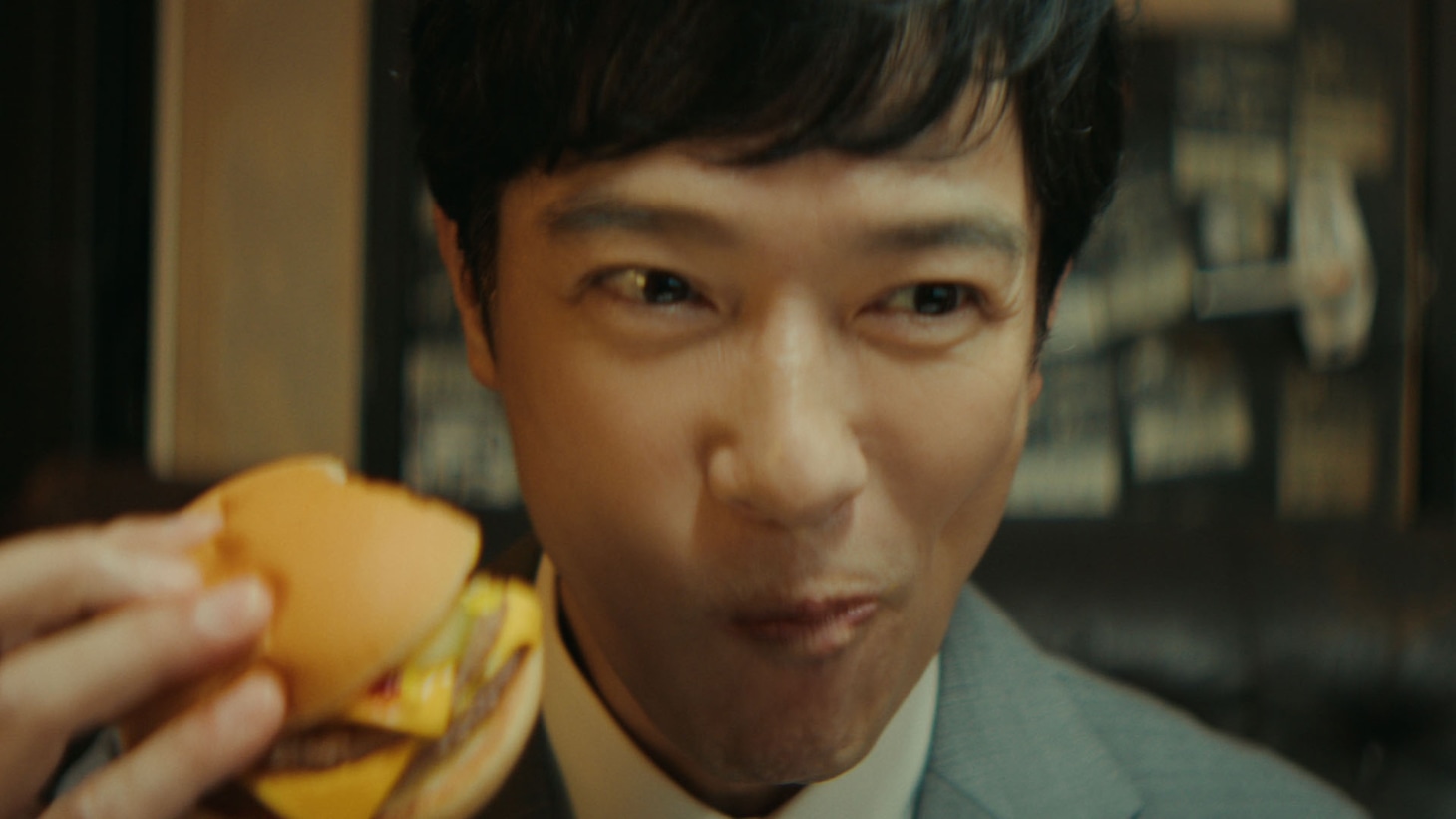 日本マクドナルドのテレビCM「青春を取り戻すバーガー」編のワンシーン。