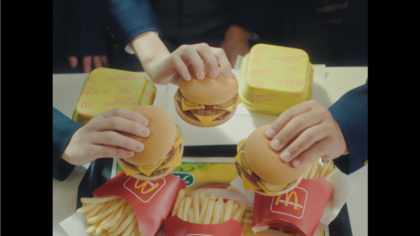 日本マクドナルドのテレビCM「青春を取り戻すバーガー」編のワンシーン。