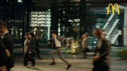 日本マクドナルドのテレビCM「青春を取り戻すバーガー」編のワンシーン。