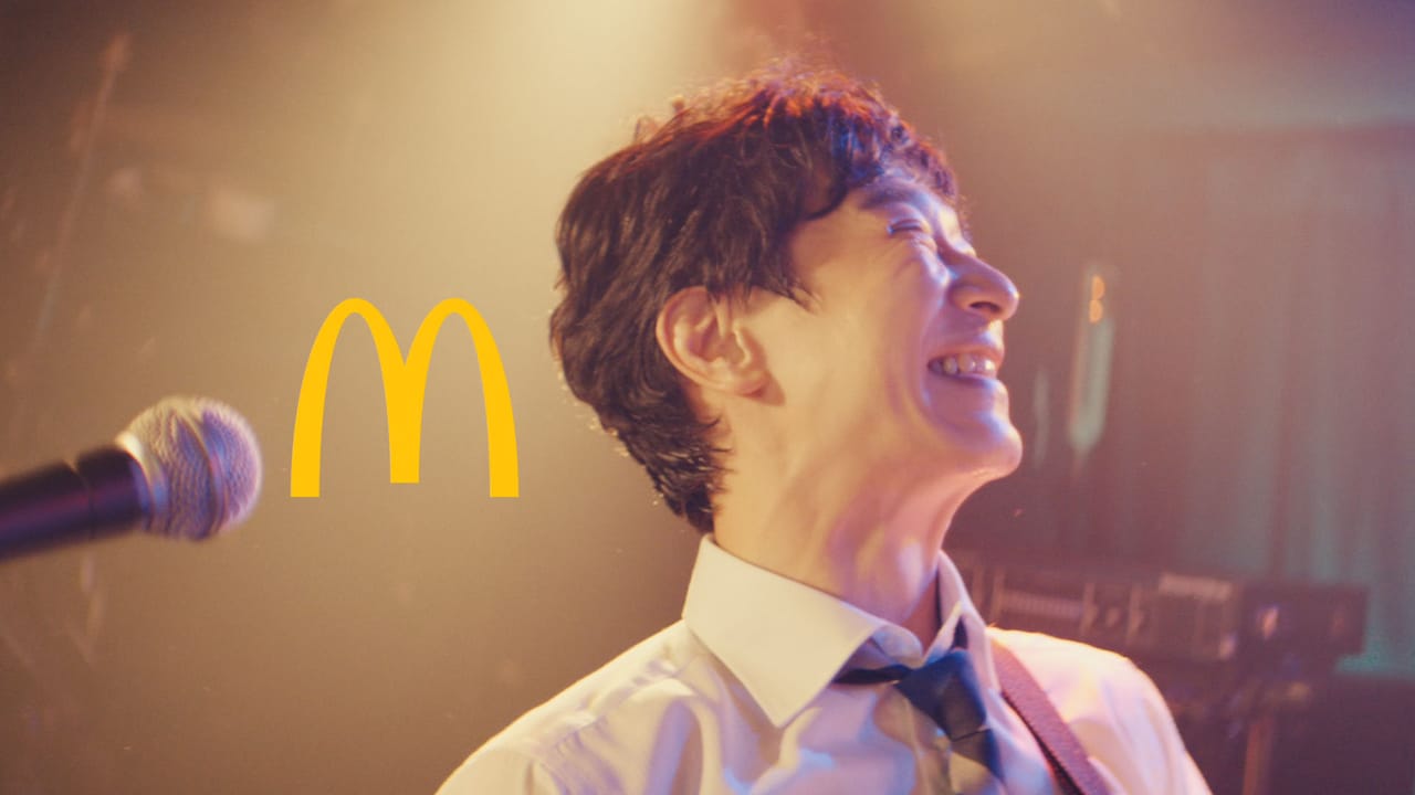 日本マクドナルドのテレビCM「青春を取り戻すバーガー」編のワンシーン。