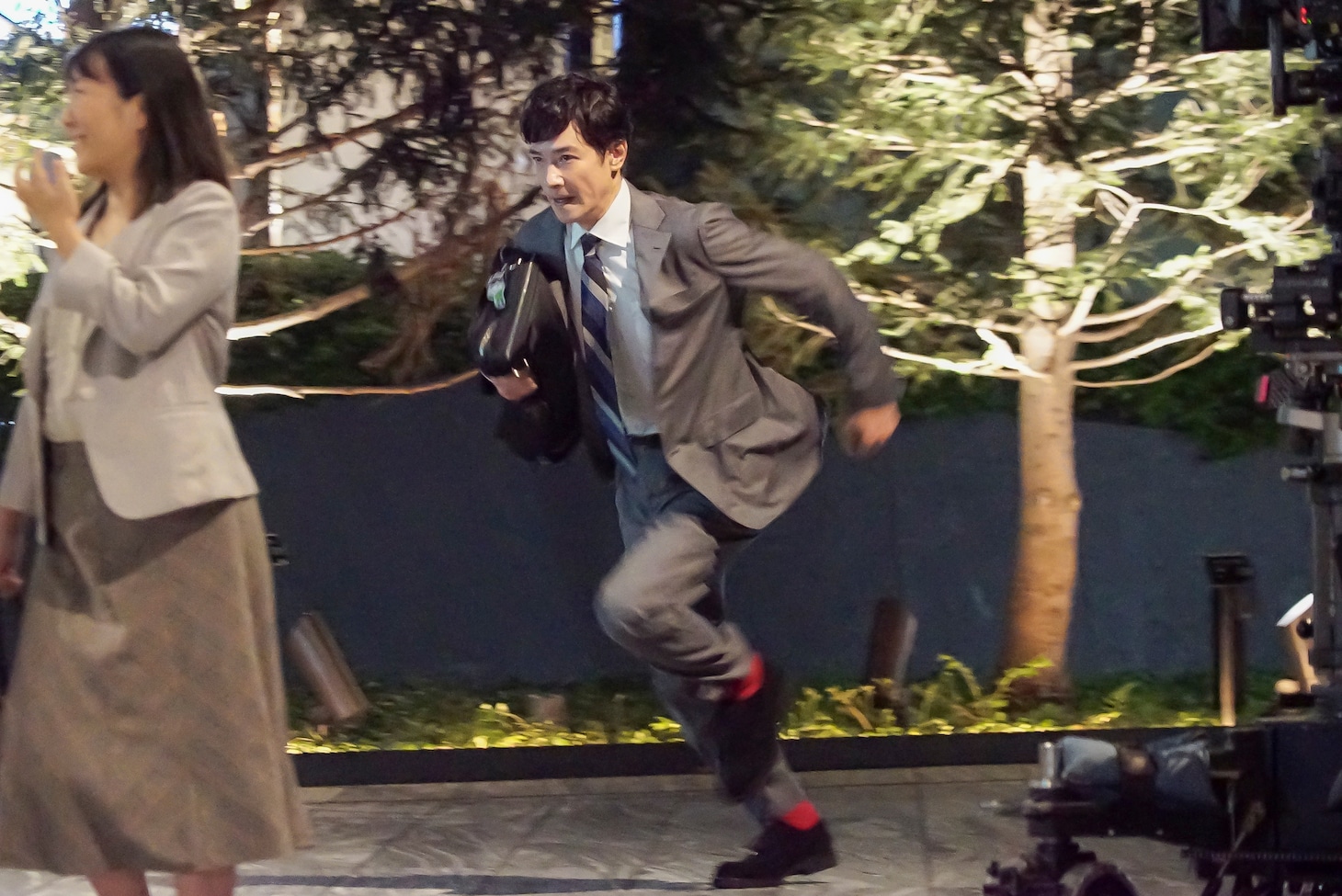 日本マクドナルドのテレビCM「青春を取り戻すバーガー」編より、撮影中の様子。