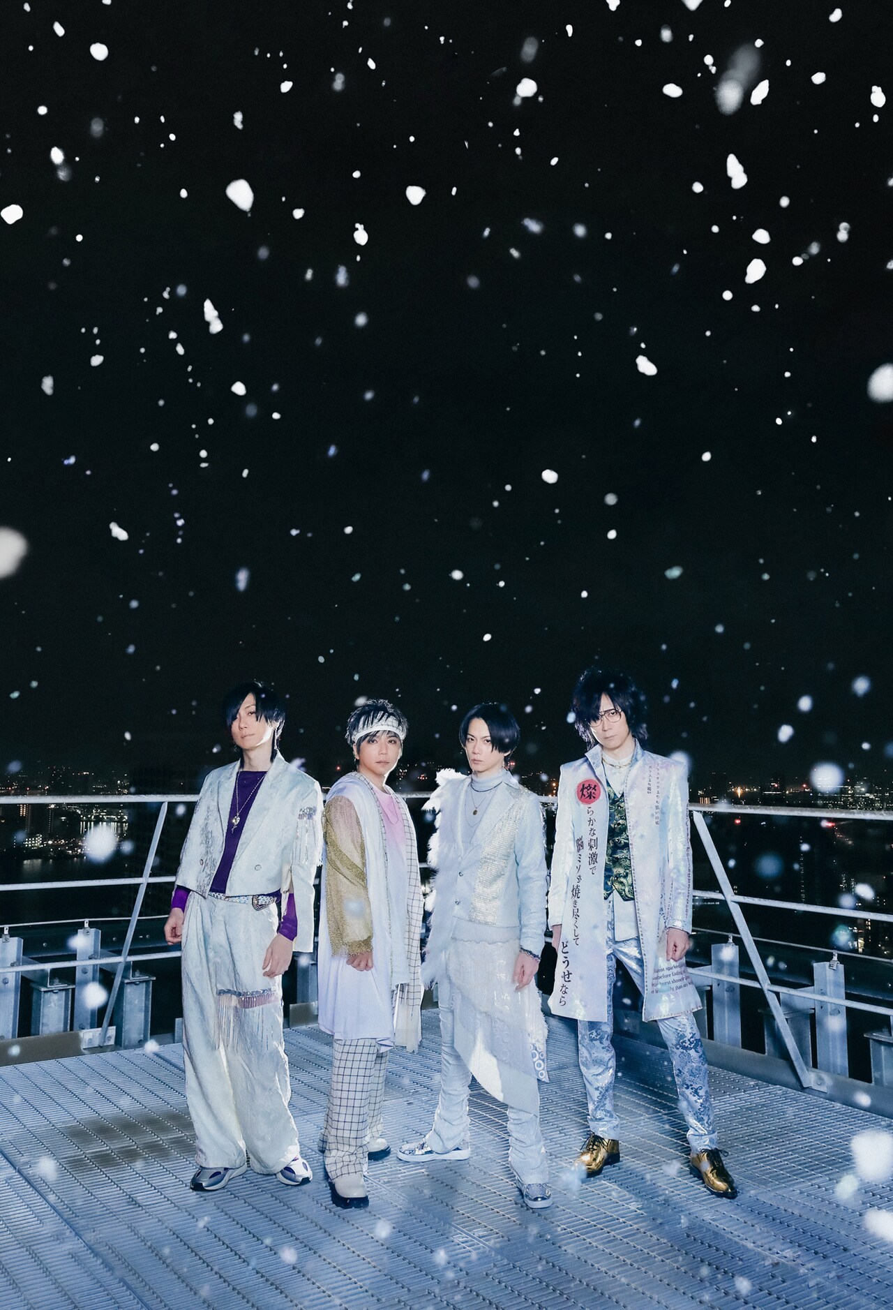 Waiveが解散前最後のアーティスト写真を公開、真冬の夜空をバックに示した覚悟