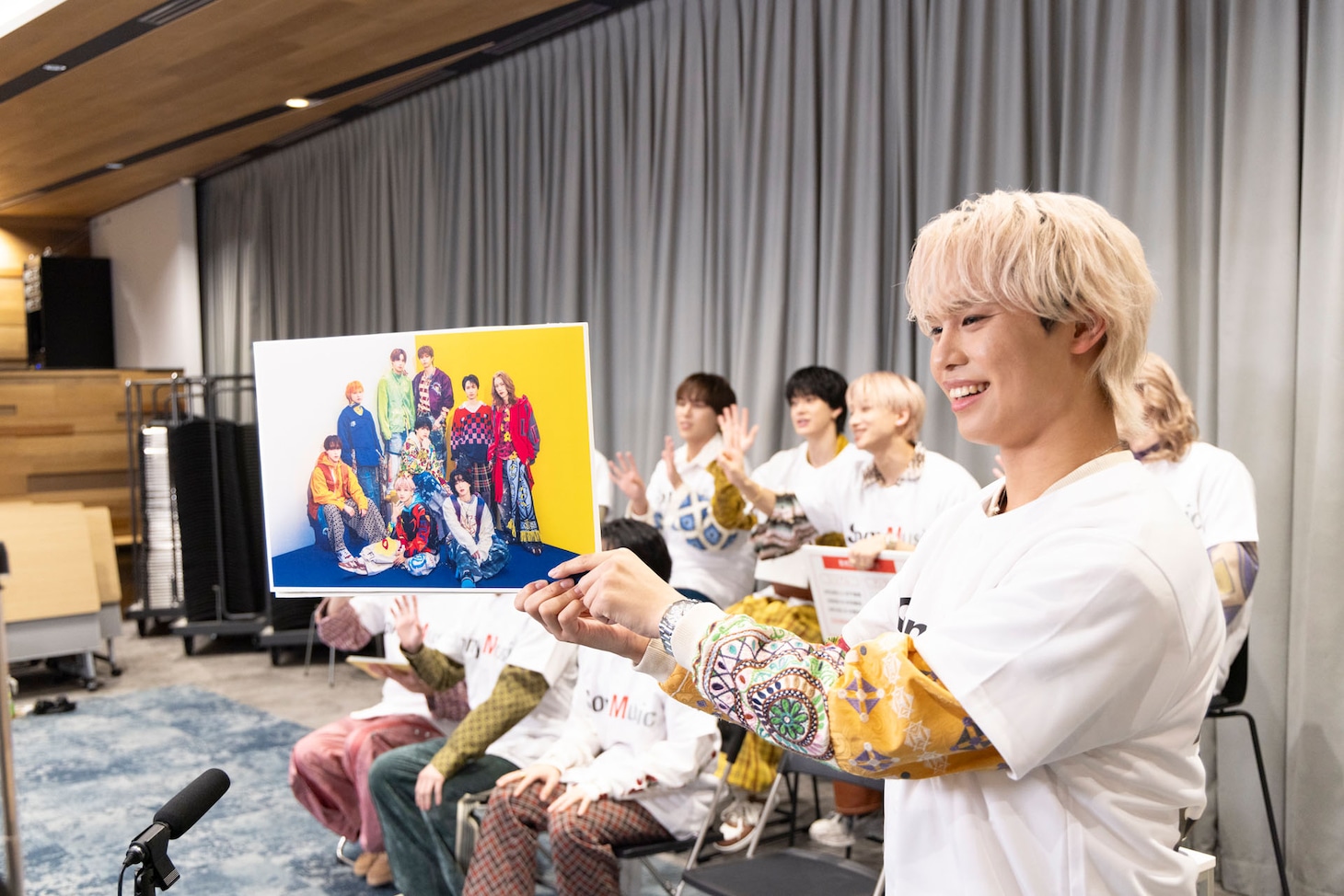 最新アーティスト写真をバディに見せるSHOW。