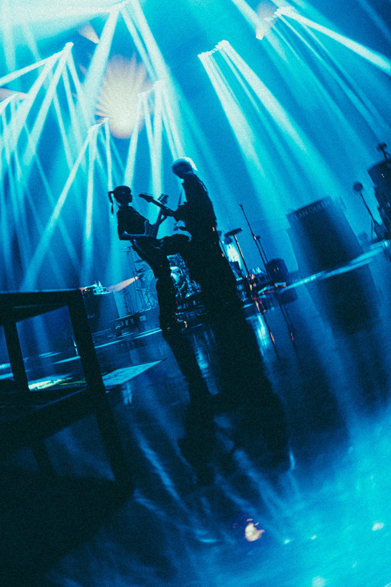 CLAN QUEENのマイ（B）とAOi（G）。