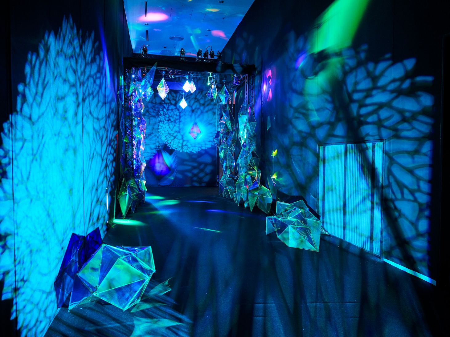 「最初の部屋」を出たあとの通路。