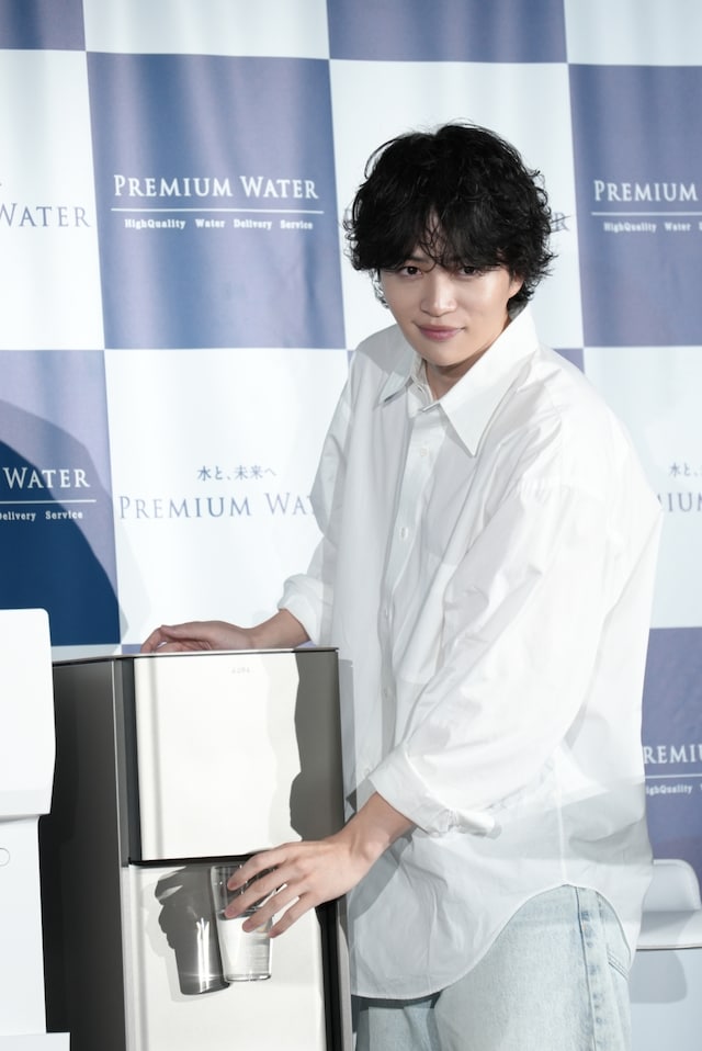 慣れた手つきで「オーラウォーターサーバー」から水を注ぐ菊池風磨（timelesz）。
