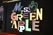 Mrs. GREEN APPLEのモニュメント。