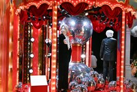 タキシードを着たミセスが来場者を出迎える「DANCE-GO-ROUND」。