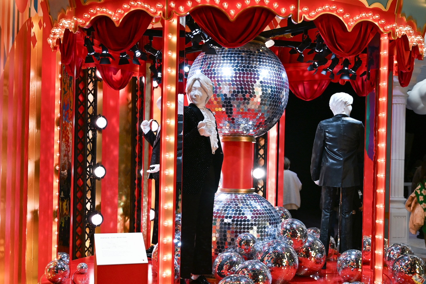 タキシードを着たミセスが来場者を出迎える「DANCE-GO-ROUND」。