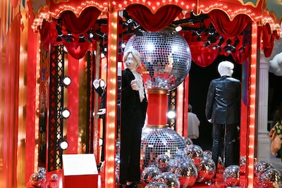 タキシードを着たミセスが来場者を出迎える「DANCE-GO-ROUND」。