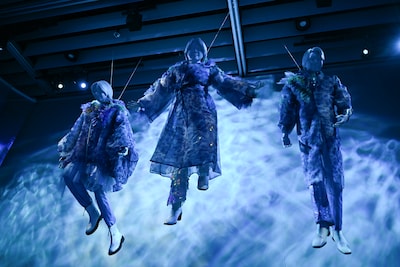 ドーム公演「Mrs. GREEN APPLE DOME LIVE 2023 “Atlantis”」の衣装を着用した3人が浮かぶエリア「INTO THE ATLANTIS」。