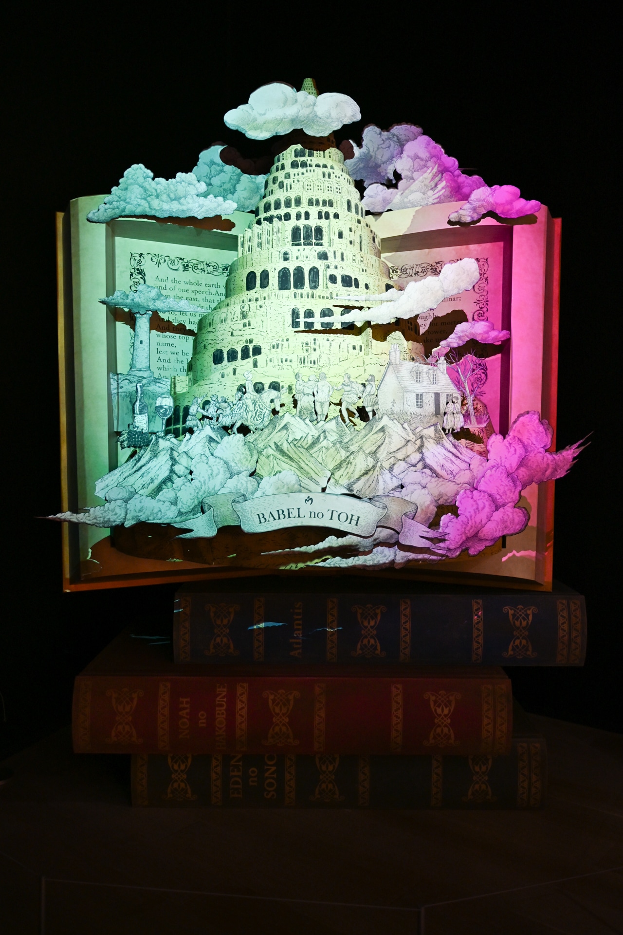 「BABEL no TOH STATUE」の物語の始まりを絵本の像にした「BABEL no TOH STATUE」。