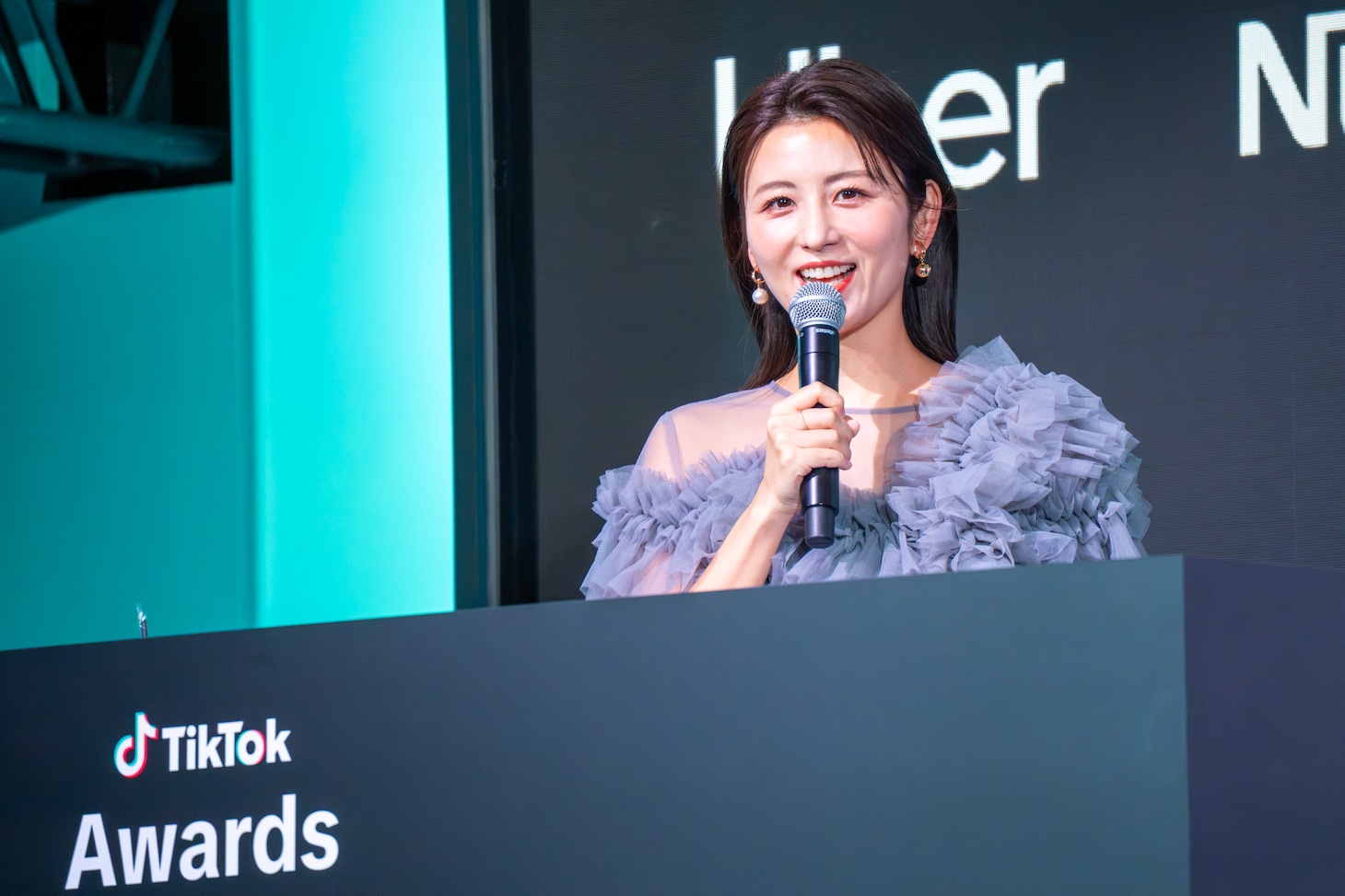 「TikTokトレンド大賞2025」MCを務めたフリーアナウンサーの宇賀なつみ。