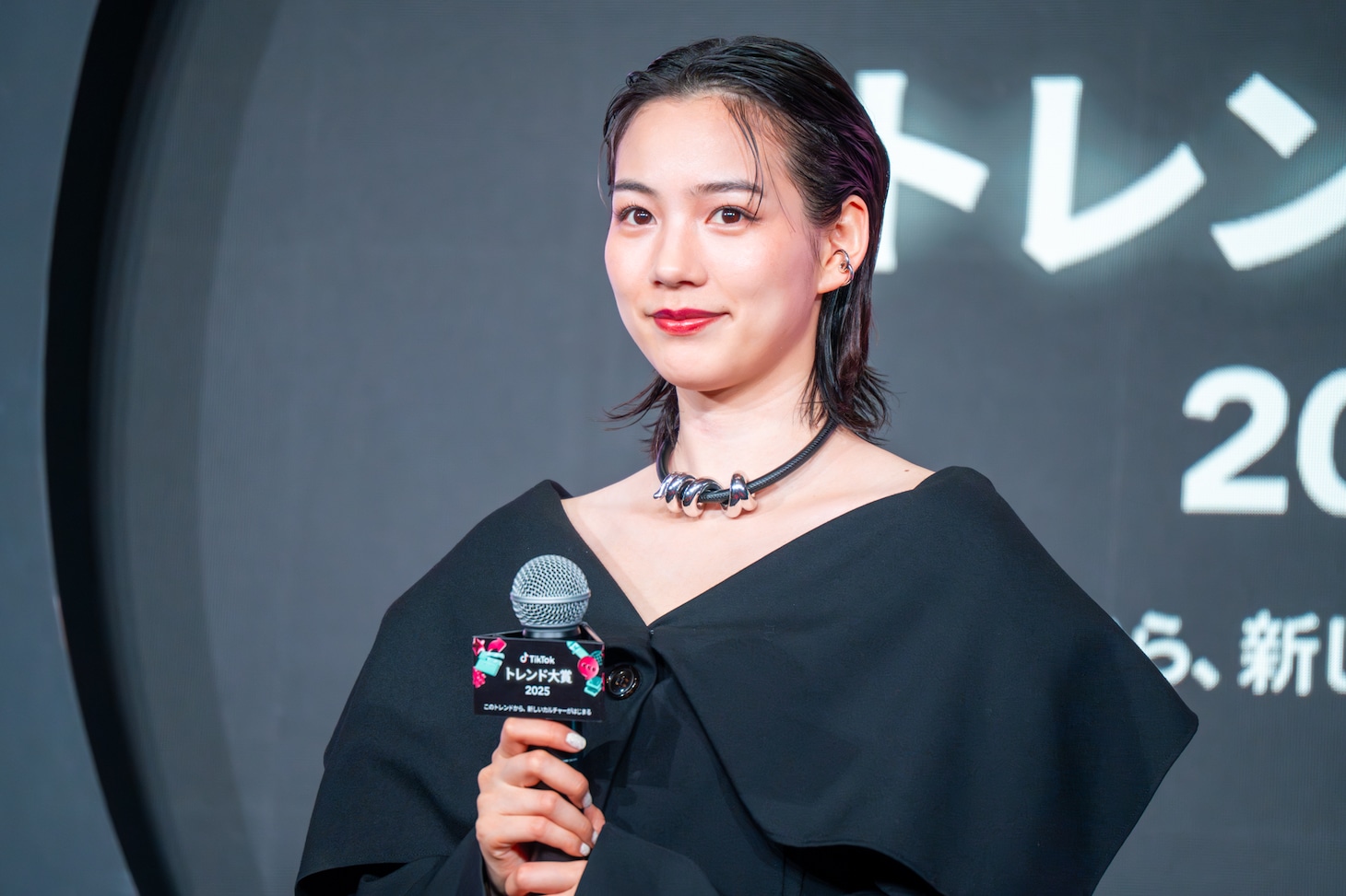 「TikTokトレンド大賞2025」のプレゼンターを務めたのん。