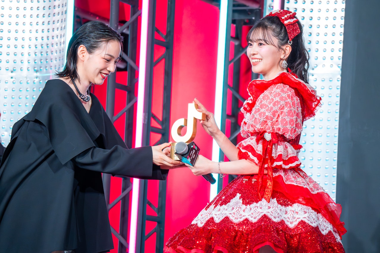 のんからトロフィーを受け取る坂井仁香（超ときめき♡宣伝部）。 - 超