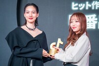 「TikTokトレンド大賞2025」ヒット作品部門に輝いたのは映画「8番出口」。東宝株式会社 宣伝部 映画宣伝企画室のソーシャルメディア担当・舘野はづき氏がトロフィーを受け取った。