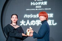 「TikTokトレンド大賞2025」ハッシュタグ部門表彰を受賞した“小説紹介クリエイター”のけんご（右）。