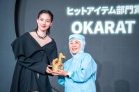 「TikTokトレンド大賞2025」ヒットアイテム部門に輝いた「OKARAT 」の工場長（右）。