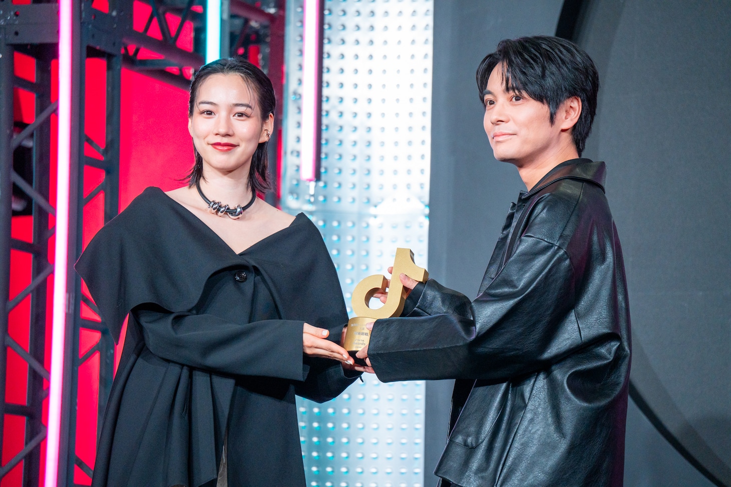 「呪術廻戦」虎杖悠仁の声優を務める榎木淳弥（右）。