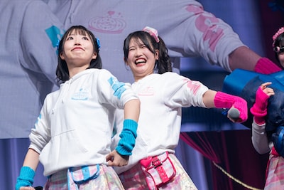 青色担当の先輩・大和明桜（左）と一緒に胸を張る八木遥叶（右）。