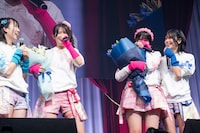 同じメンバーカラーになった先輩から花束を贈られた八木遥叶と伊藤舞依。