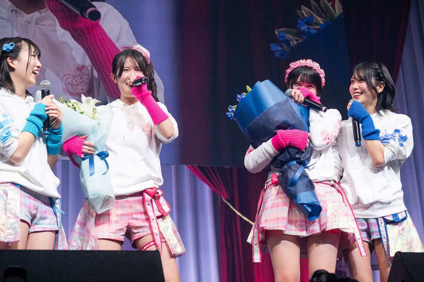 同じメンバーカラーになった先輩から花束を贈られた八木遥叶と伊藤舞依。