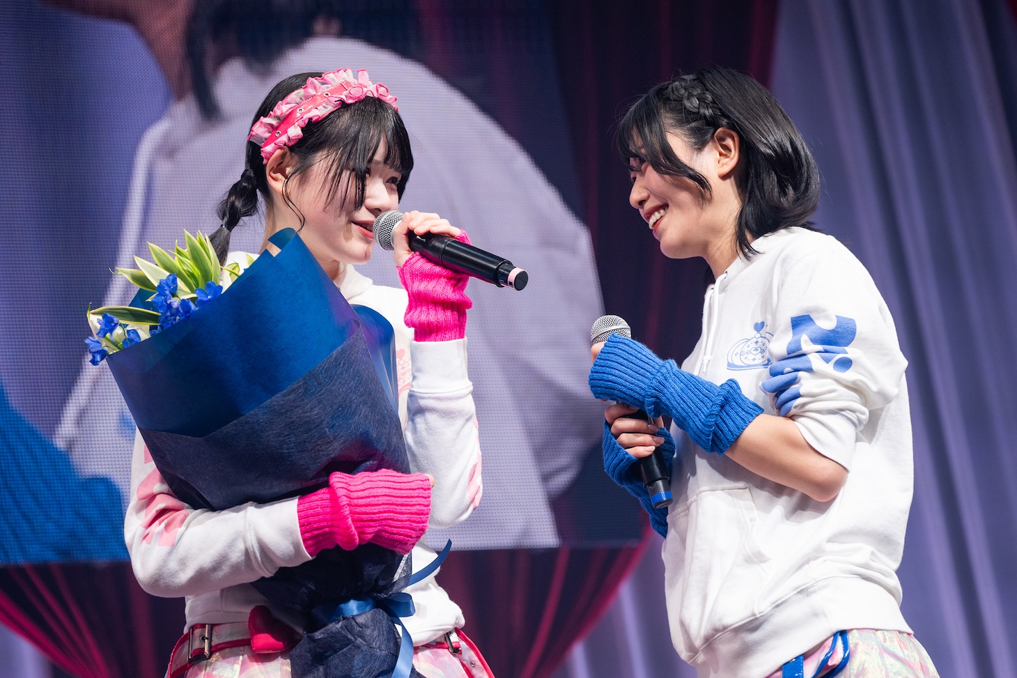 泣きじゃくる伊藤舞依（左）を見つめる藍色の先輩・隈本茉莉奈（右）。