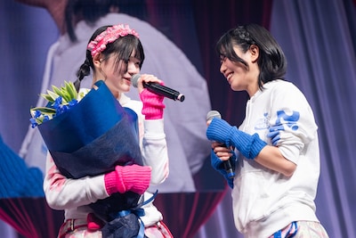 泣きじゃくる伊藤舞依（左）を見つめる藍色の先輩・隈本茉莉奈（右）。